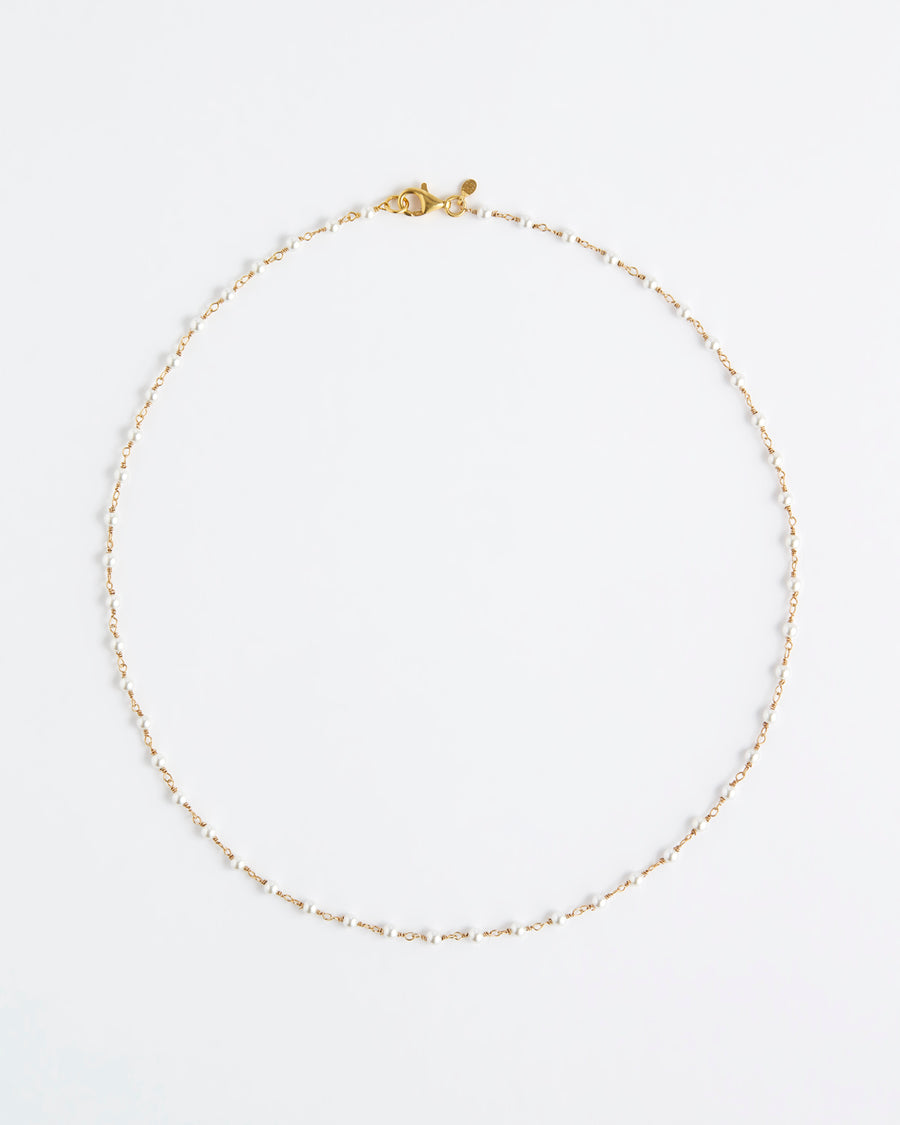 product shot of soru jewellery gold and pearl beaded necklace on a white background